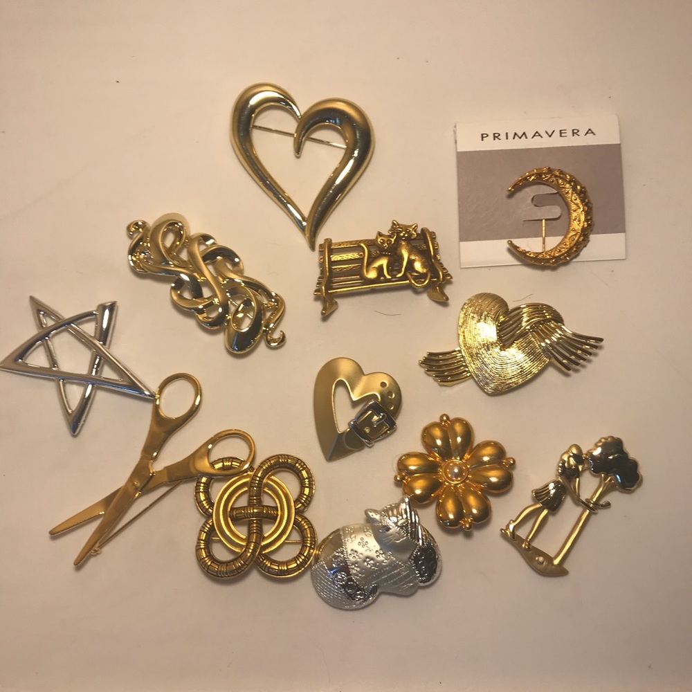 Assortment 12 pins for gifts or crafts